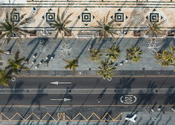 The Poolside Haven, Azure Dreams Lägenhet