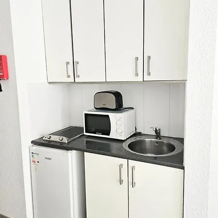 The Poolside Haven, Azure Dreams Apartamento *